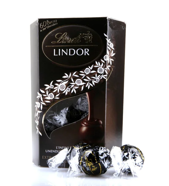 AYTOS, BULGARIE - 02 AVRIL 2014 : Truffe LINDOR au chocolat au lait. Lindt est reconnu comme un leader sur le marché du chocolat de qualité supérieure . — Photo