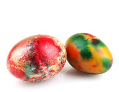 Beyaz arkaplanda paskalya yumurtaları