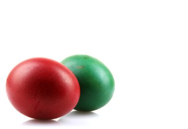 Beyaz arkaplanda paskalya yumurtaları
