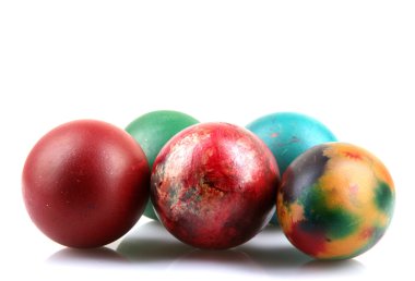 Beyaz arkaplanda paskalya yumurtaları