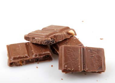 Aytos, Bulgaristan - 05 Nisan 2014: milka karanlık Alp sütlü çikolata. Milka çikolata şekerleme, Ekim 2012 yılından bu yana geleneksel bir markasıdır..