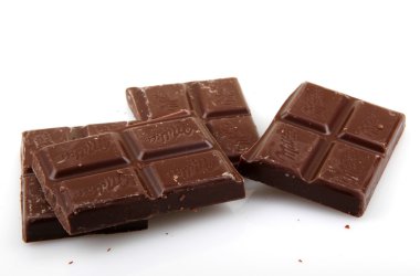 Aytos, Bulgaristan - 05 Nisan 2014: milka karanlık Alp sütlü çikolata. Milka çikolata şekerleme, Ekim 2012 yılından bu yana geleneksel bir markasıdır..