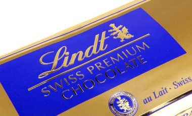 Aytos, Bulgaristan - 10 Nisan 2014: lindt swiss sütlü çikolata. Lind