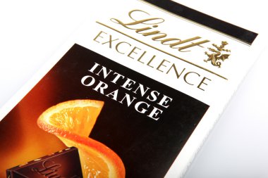 Aytos, Bulgaristan - 10 Nisan 2014: lindt swiss sütlü çikolata. Lind