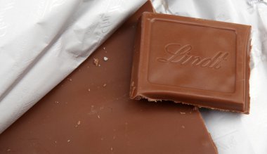 Aytos, Bulgaristan - 10 Nisan 2014: lindt swiss sütlü çikolata. Lind
