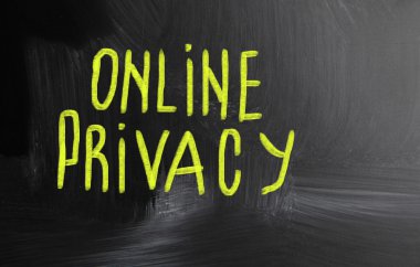 bir kara tahta üzerinde tebeşir ile el yazısıyla gizlilik