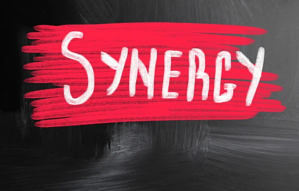 Synergie met de hand geschreven met krijt op een schoolbord — Stockfoto