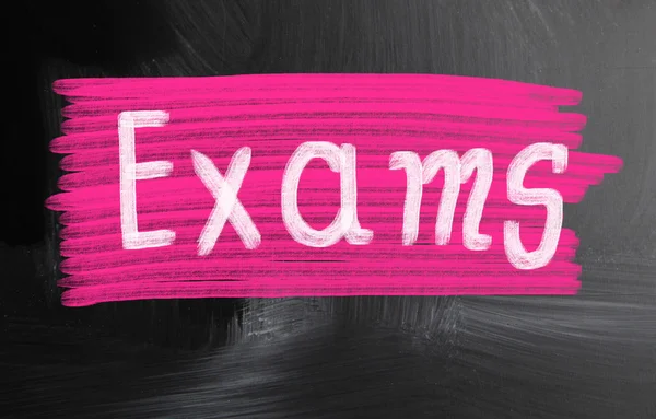 Examens handgeschreven met krijt op een schoolbord — Stockfoto