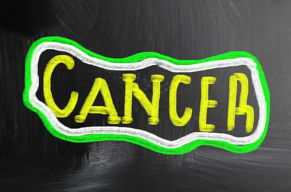 用粉笔在黑板上手写的癌症 — 图库照片