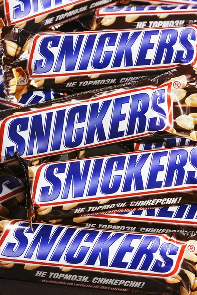 Primer plano de muchas barras de chocolate Snickers — Foto de Stock