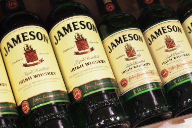 çeşitli şişe jameson Irish whiskey