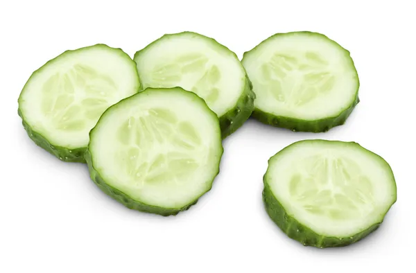 Rebanadas de pepino verde aisladas en blanco — Foto de Stock