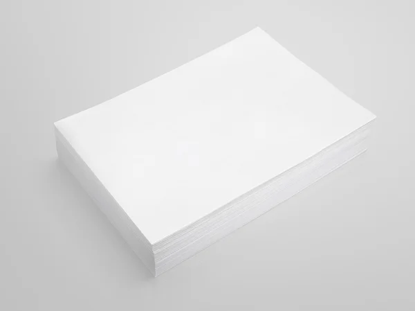 Pilha de papel branco sobre fundo cinza — Fotografia de Stock