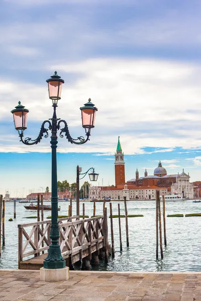 Старый фонарь в Венеции, Италия — стоковое фото