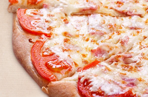 Pizza with ham, tomato and cheese — Stock Photo, Image