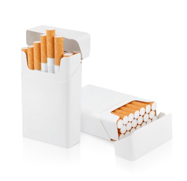 Beyaz üstüne sigara paketini açın