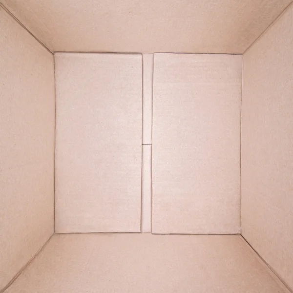 Порожня коричнева картонна квадратна коробка — стокове фото