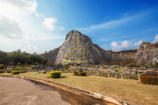 Veistetty kultainen buddha kuva kalliolla Khao Chee Jan, Pattaya, Thaimaa — kuvapankkivalokuva