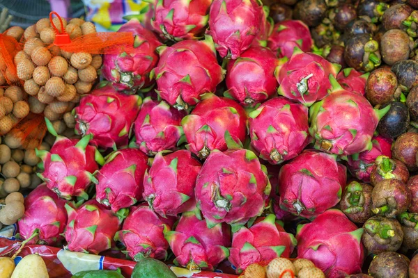 Fruta del dragón en el mercado —  Fotos de Stock