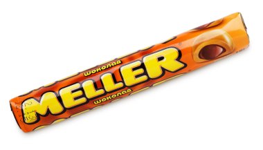 karamelli çikolata meller çiğniyor.