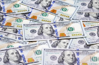 yüz dolarlık banknotlar yığını