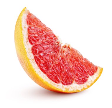 Beyaz arka planda izole edilmiş kesme yolu olan greyfurt narenciyesi dilimi. Tam alan derinliği.