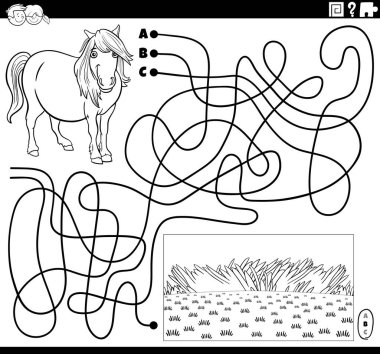 Çizgilerin siyah-beyaz çizimi labirent oyunu çizgi at çiftliği hayvan karakteri ve çayır boyama kitabı sayfası