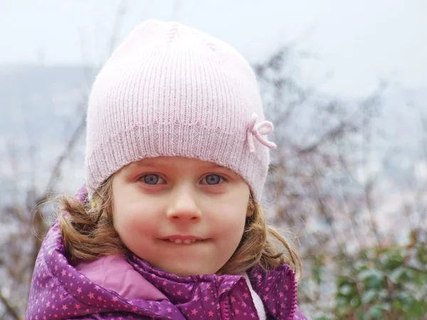 Uma bela jovem garota se divertindo jogando na neve — Fotografia de Stock