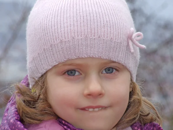 En vakker, ung jente som leker i snøen – stockfoto