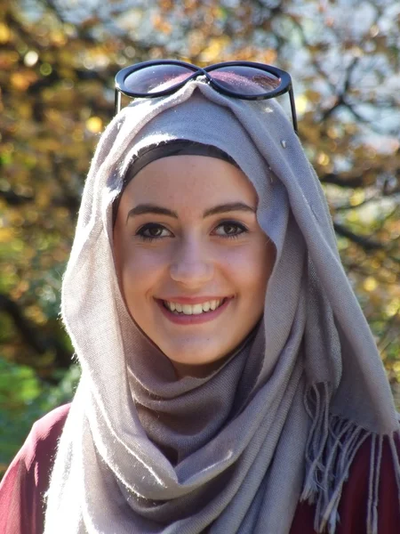 Hübsche junge muslimische Frau Porträt — Stockfoto
