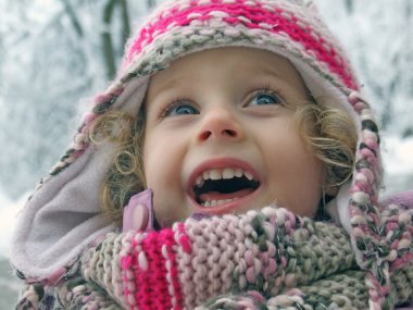 güzel bir genç kız eğleniyor karda oynarken