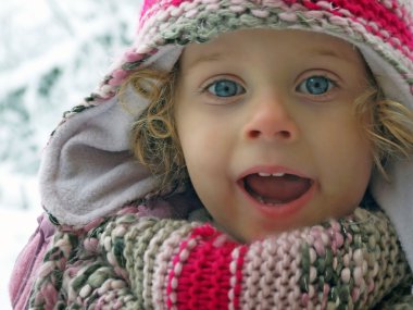 güzel bir genç kız eğleniyor karda oynarken