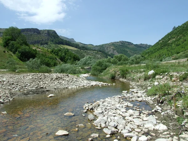 Vista de picos de montanha na hora de verão na Bósnia e Herzegovina — Fotografia de Stock