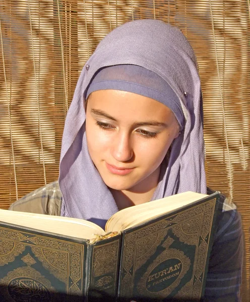 Красивый молодой мусульманин читает курану — стоковое фото