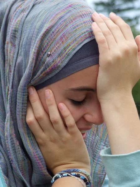 Güzel bir genç Müslüman kız eğleniyor — Stok fotoğraf