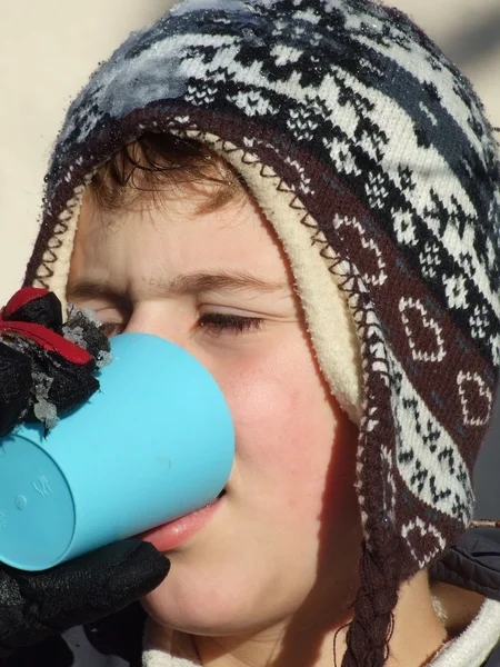 Tiener jongen winter portret. — Stockfoto