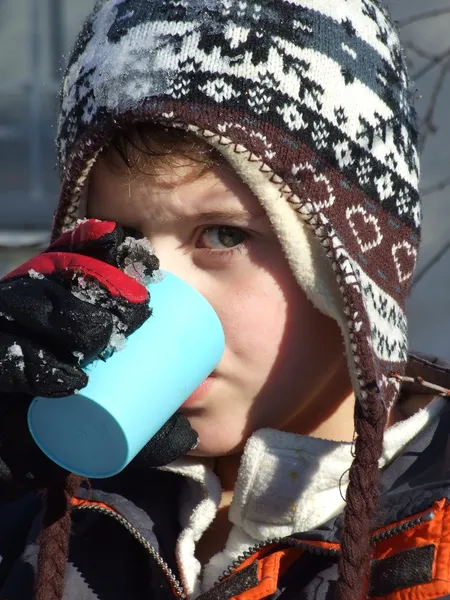 Tiener jongen winter portret. — Stockfoto