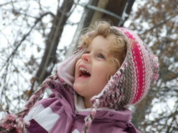 Uma bela jovem garota se divertindo jogando na neve — Fotografia de Stock