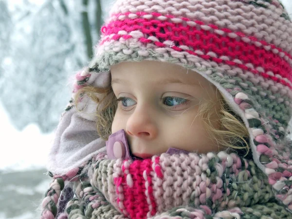 Een mooi jong meisje plezier spelen in de sneeuw — Stockfoto