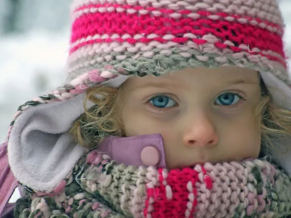 A beautiful young girl having fun playing in the snow — Stock Photo, Image