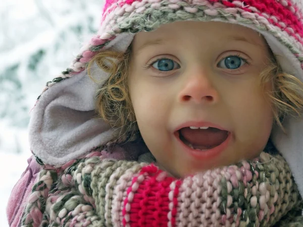 A beautiful young girl having fun playing in the snow — Stock Photo, Image