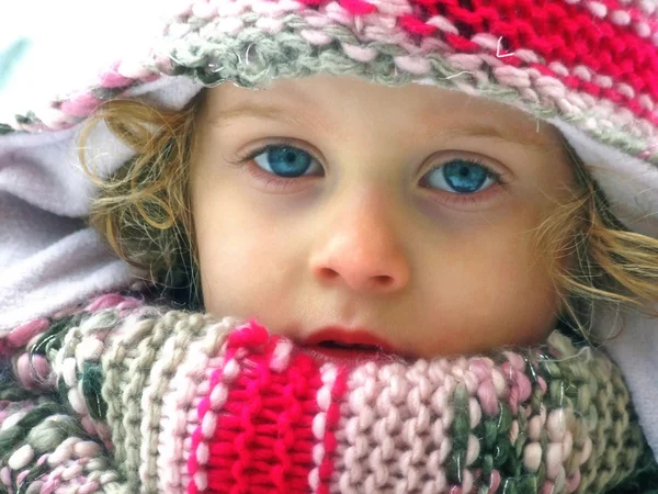 En vakker, ung jente som leker i snøen – stockfoto