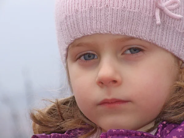 Little girl in park — Stock Photo, Image