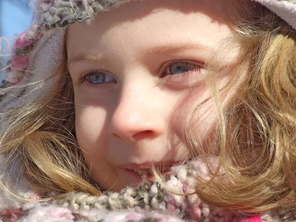 Little girl in park — Stock Photo, Image