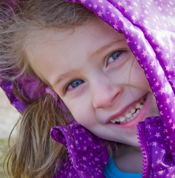 Little girl in park — Stock Photo, Image