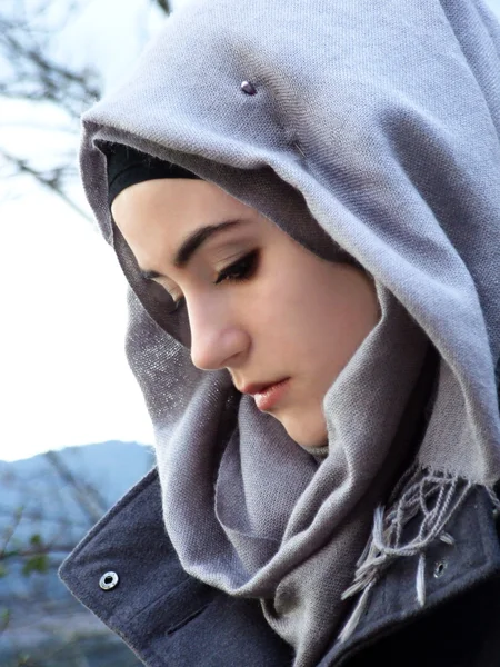 Retrato de concebida adolescente muçulmano menina — Fotografia de Stock
