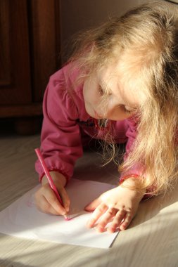 küçük kız mutlu yüz portre