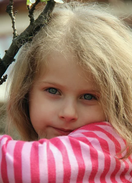 Malé děvče šťastné tváře portrét — Stock fotografie