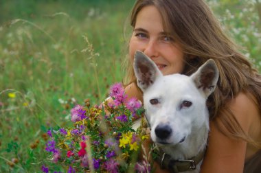 kız beyaz bir köpek ile