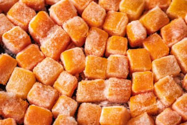 Donmuş taze havuç kübü parçaları yakın plan.